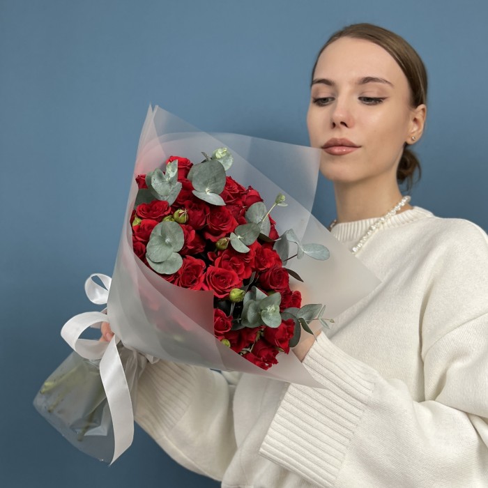 15 кустовых красных роз Рубикон 40 см